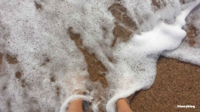 pies en la playa